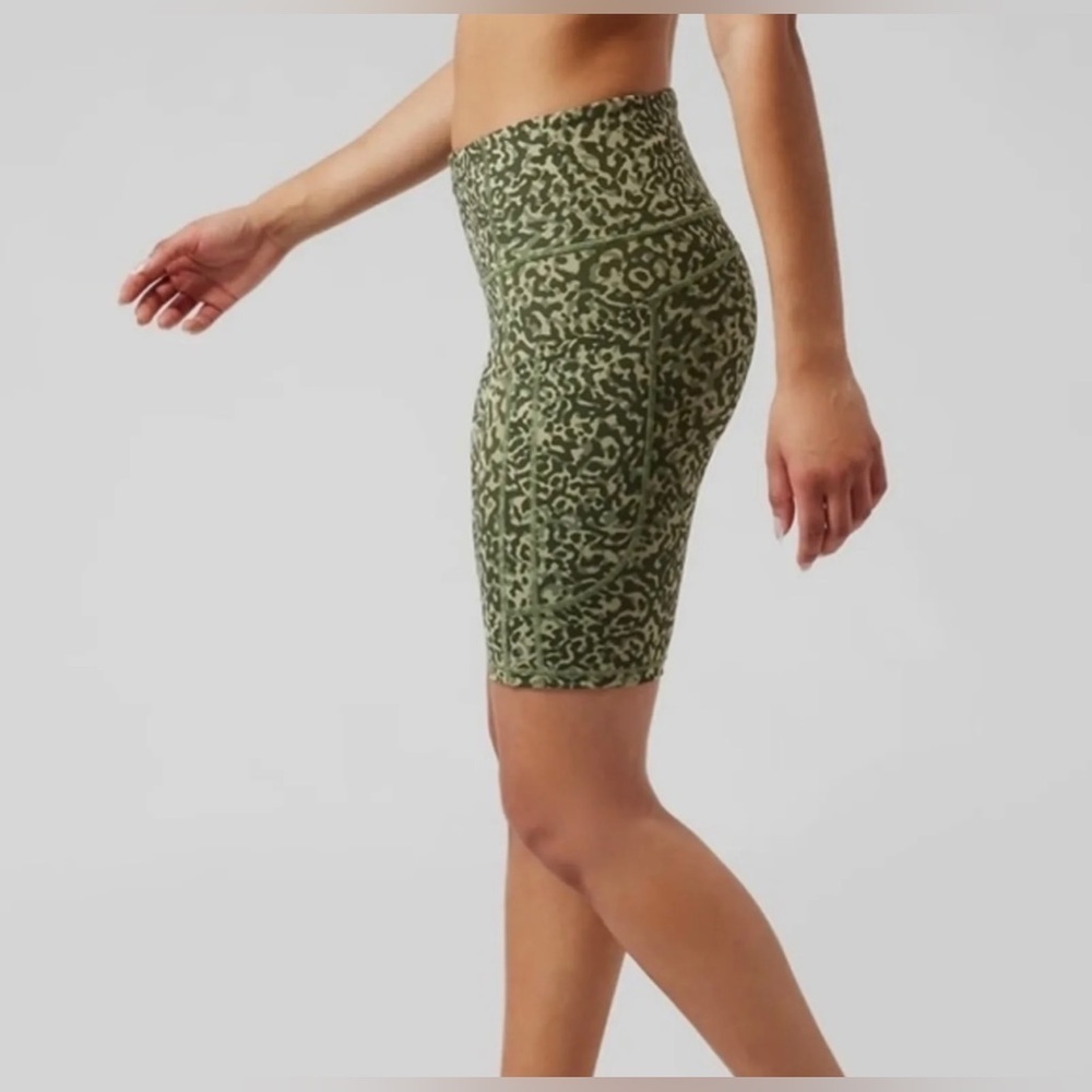 Athleta XXS Ultimate Stash II 7” Bike Shorts Pockets Leopard Olive Green NWT - Picture 3 of 4